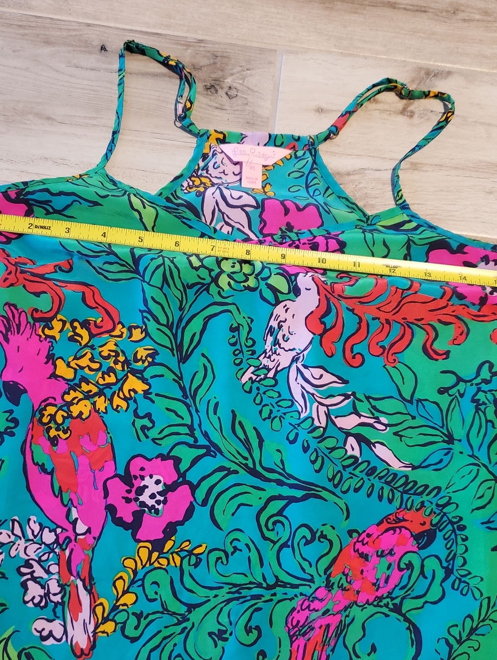 Lilly Pulitzer Dusk 100 % Silk Tank Top Shake Your Tail Feathers XS Green Parrot - Picture 3 of 8